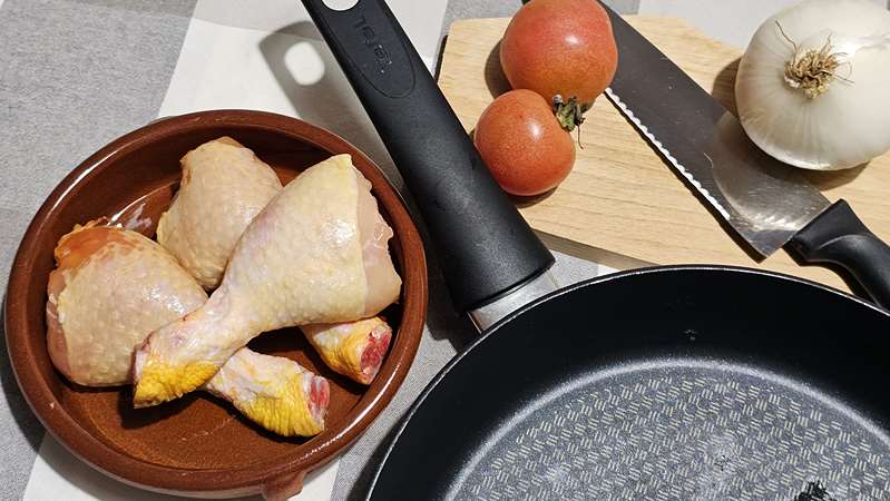 Ingredientes para preparar contramuslos de pollo al horno con patatas