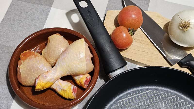 Ingredientes para preparar guiso con pollo y patatas